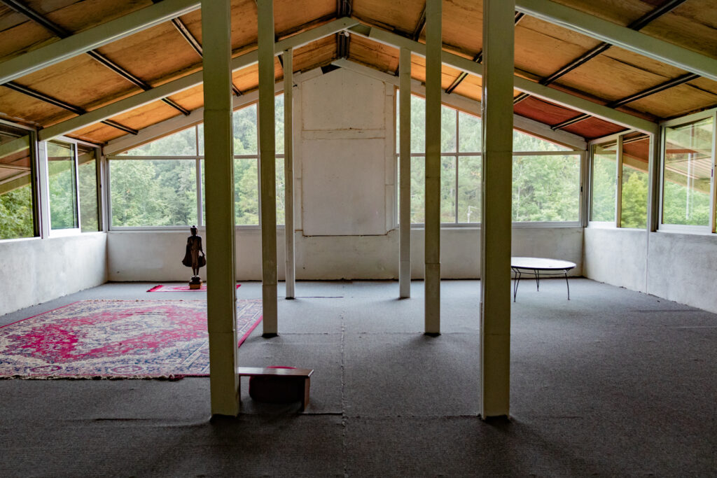 El salón de meditación, abierto al bosque.